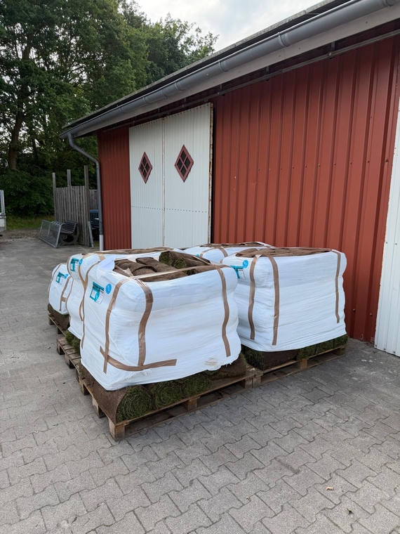 Net verpakte rollen graszoden bezorgin in de omgeving van Brasschaat