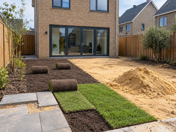 Gebruik zwarte aarde onder rollen kant en klaar gras gazon graszoden leggen ondergrond geel zand
