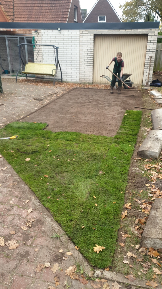 Grond egaliseren voor het leggen van graszoden in Delfzijl