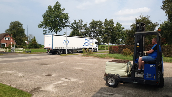 Graszoden op pallets geleverd op vrijdag
