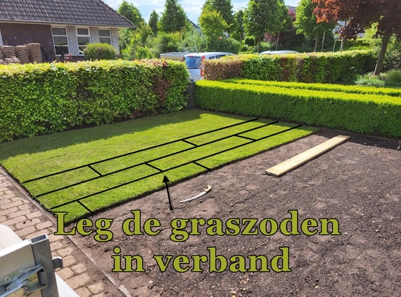 Leg graszoden nooit met de naden tegen elkaar, altijd in verband