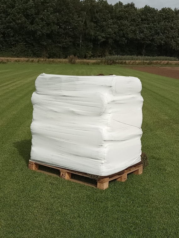 Pallet met graszoden ingepakt en klaar voor levering bestellen met bezorging