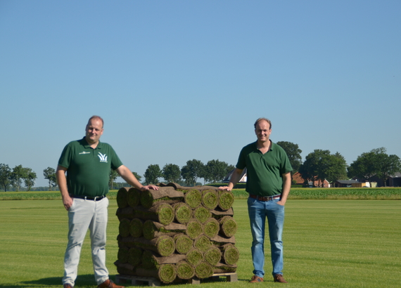 Raymon en daniel bij graszoden pallet