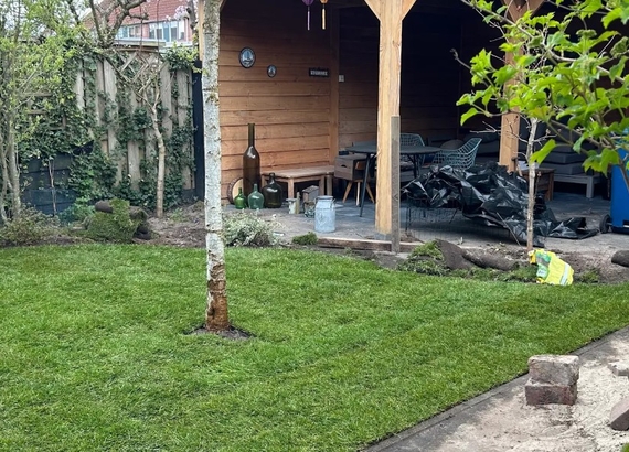 Graszoden levering in Apeldoorn - rollen kant en klaar gras gelelgd tot nieuw gazon