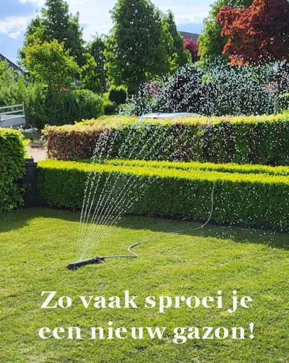 Vers gelegd gazon van grasmatten die besproeid wordt voor de eerste keer na leggen
