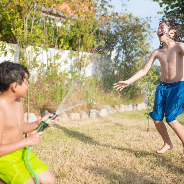 Grasveld tuin droog zomer te heet gazon uitgedroogd gras dor geel kaal (Groot).jpg