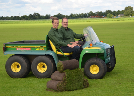 Vers gesneden graszoden van Ellermann Graszoden, direct klaar voor levering aan klanten door heel Nederland
